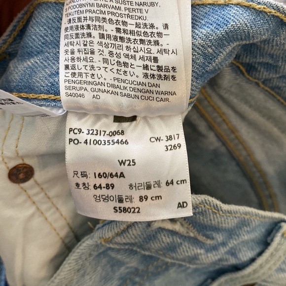 Levi’s light wash jean shorts - Picture 4 of 4
